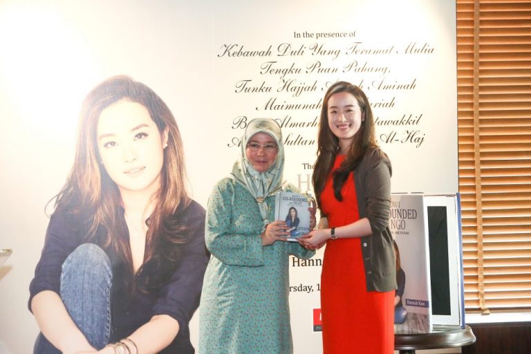 Tunku Azizah Aminah Maimunah Iskandariah and Hannah Kam