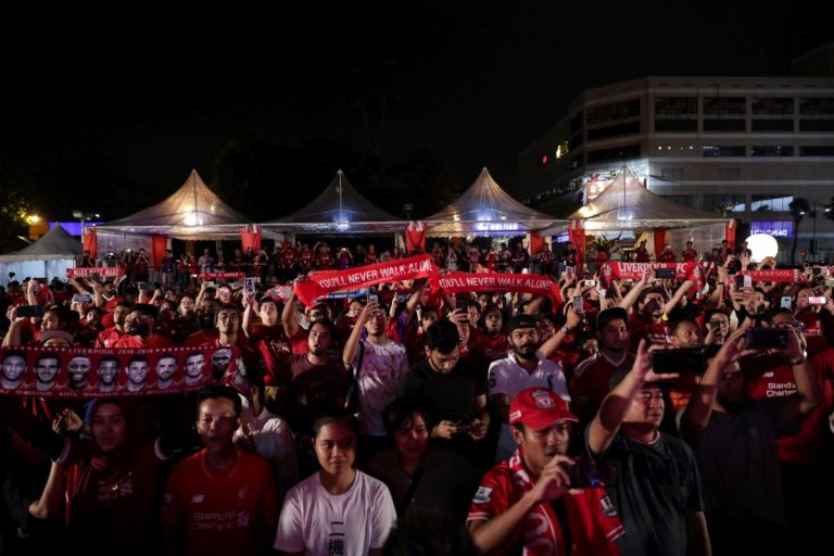 Liverpool fans at 1Utama
