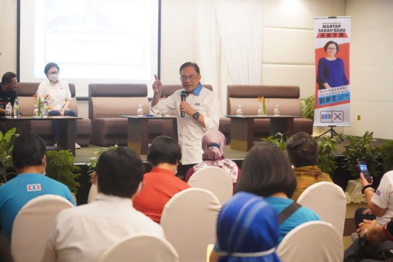 Datuk Seri Anwar Ibrahim speaking to locals during his recent trip prior the Sabah elections.