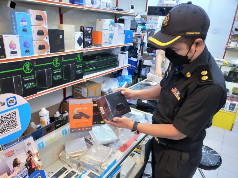 Three held in Klang raid, 25 android boxes worth RM8,567 seized
