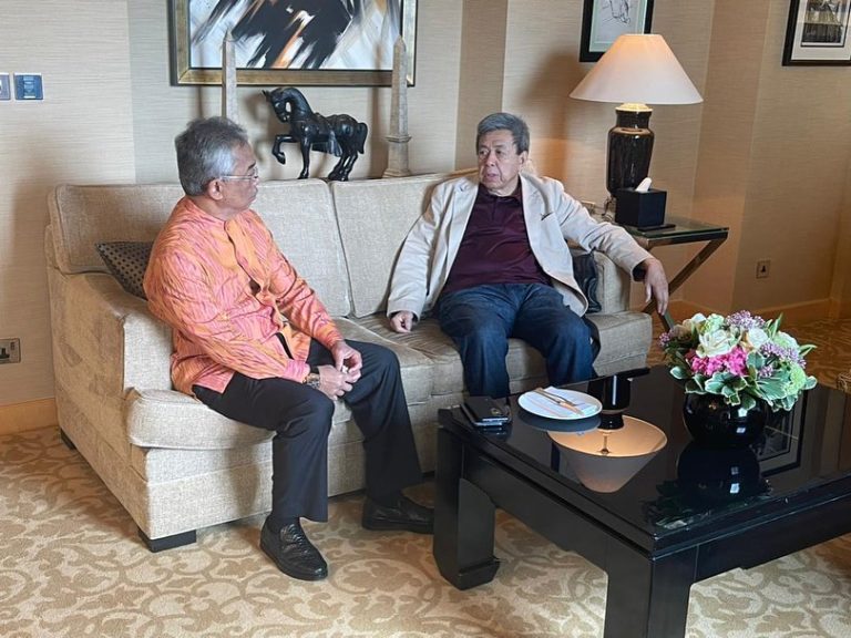 Agong pays Sultan Selangor visit during London trip