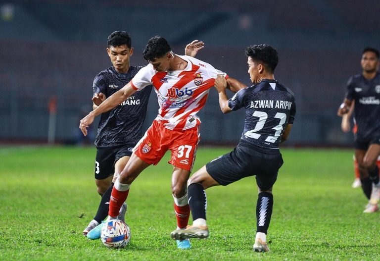 Kuala Lumpur City FC and Sri Pahang players in action during a league match in July 2024.