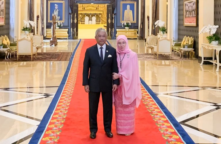 Sultan of Pahang, Al-Sultan Abdullah Ri’ayatuddin Al-Mustafa Billah Shah (left), and the Tengku Ampuan of Pahang, Tunku Azizah Aminah Maimunah Iskandariah (right), will play in the National Press Club Malaysia's golf tournamenr.