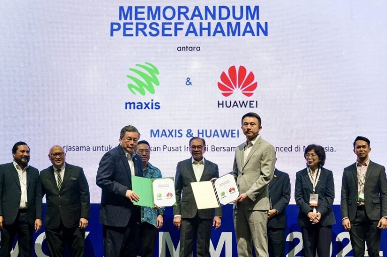 Prime Minister Datuk Seri Anwar Ibrahim witnessing the exchange of MoU between Maxis and Huawei.