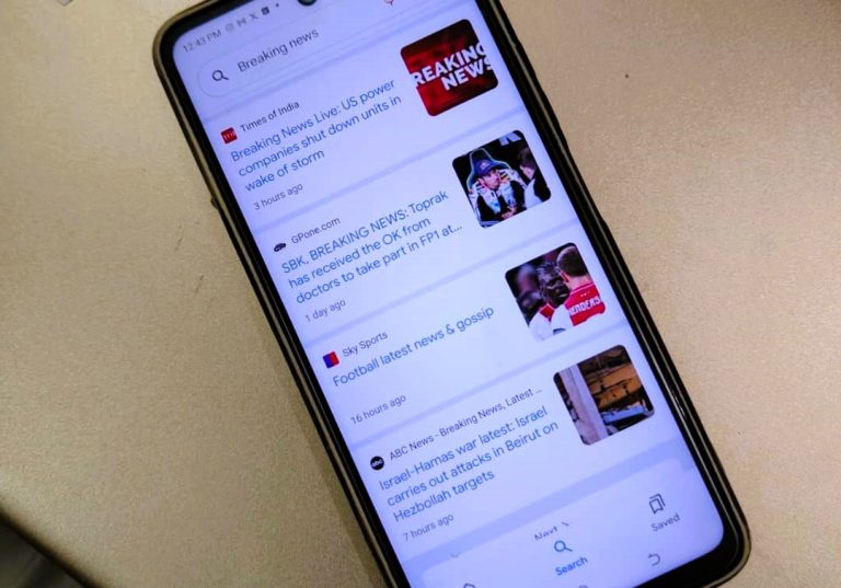 Breaking news on a mobile phone.