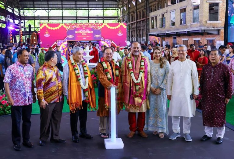 Datuk Seri Anwar Ibrahim (middle), flanked by Datuk Seri Ahmad Zahid Hamidi (left) and Gobin Singh Deo (right) with other VIPs at the Madani Deepavali Open House.
