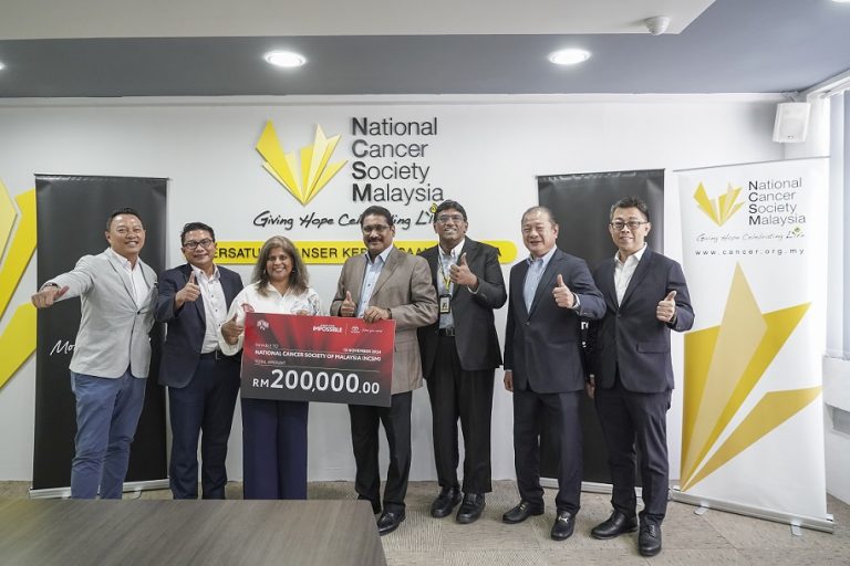 Representatives from National Cancer Society Malaysia and Toyota at the cheque presentation ceremony in November 2024.
