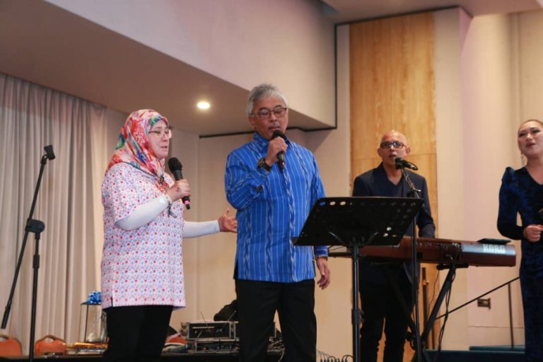 Sultan of Pahang, Al-Sultan Abdullah Ri'ayatuddin Al-Mustafa Billah Shah, and his consort Tengku Ampuan Pahang, Tunku Azizah Aminah Maimunah Iskandariah singing at the National Press Club Golf Tournament at the Tropicana Golf & Country Resort on Nov 26, 2024.