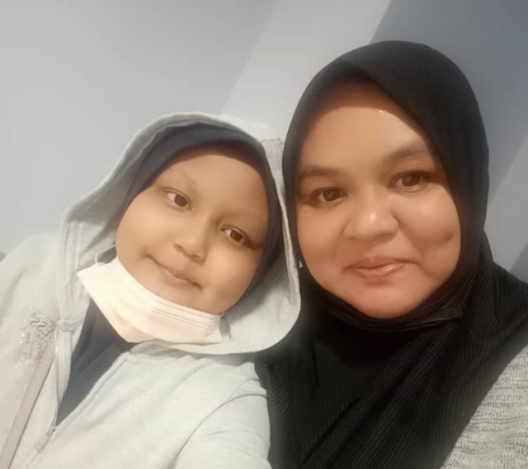 Suhana Mohd Zadir’s (right) fight to care for her daughter, Dhea Sahara Shaifuddin (left), through cancer, grief, and financial struggle shows that a mother’s love knows no bounds.
