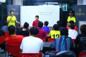 Noor Zaidi Rohmat (extreme left) talking to the participants on the importance of setting goals.