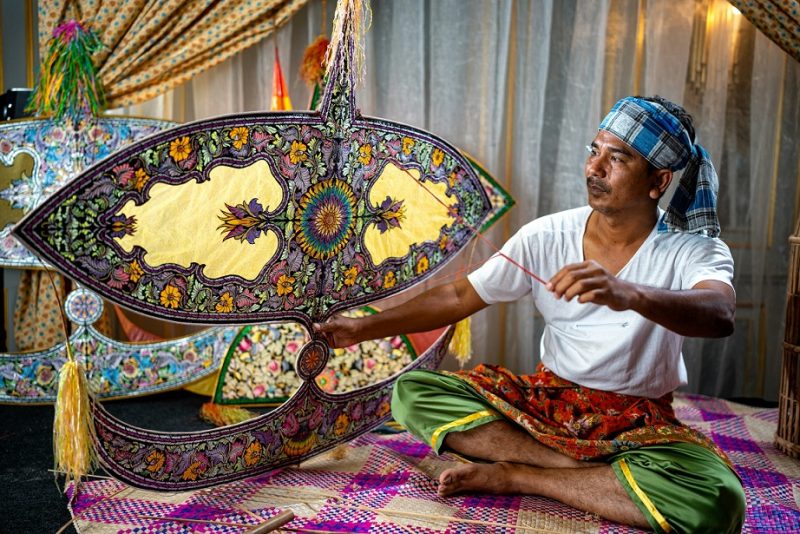 A Malay wau maker.