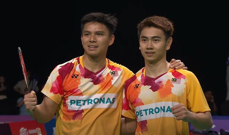 Shuttlers Goh Sze Fei (right) and Nur Izzuddin Rumsani.