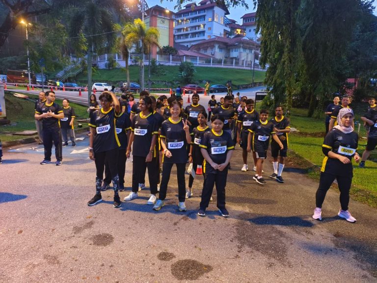Some of the participants at ‘Jom Jalan with NPC 2024’, waiting for the flag off.