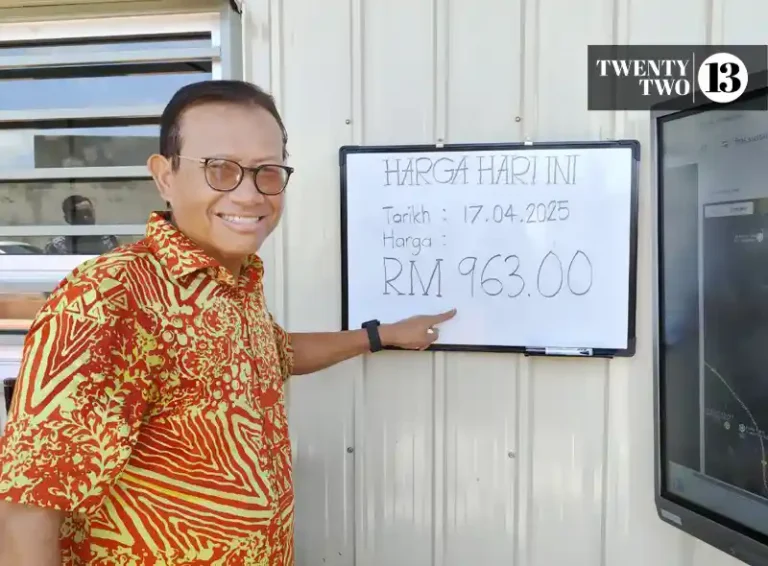 Datuk Seri Ahmad Shabery Cheek, Felda chairman, showing the price of oil palm harvest at Felda Bukit Damar in Pahang on April 17, 2025.