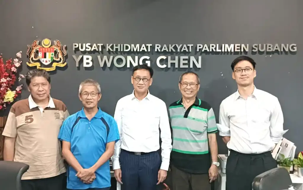 Woo Yuen Seng (second from left), lead coordinator of the SS14 Concerned and Affected Residents (CAREs), and several members of the group met with Subang Jaya MP Wong Chen (centre) on June 3.