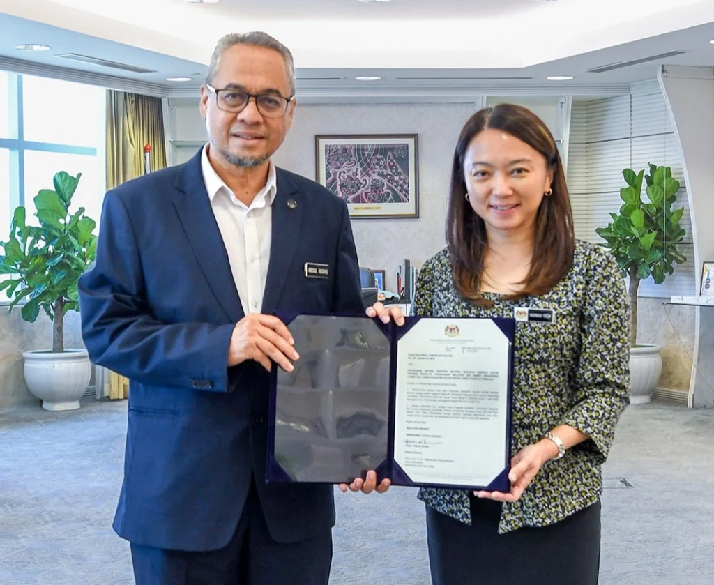 Abdul Rashid Yaakub (left) receiving his appointment as CEO of the Secretariat of the Organising Committee for the 2027 SEA Games from Youth and Sports Minister Hannah Yeoh on July 1, 2025.