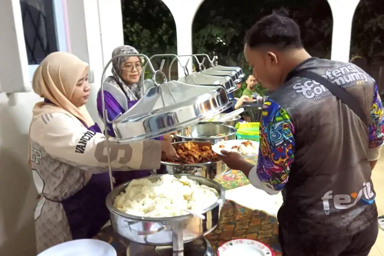 Patrons getting their dinner at the free meal cafe by the Food Bank Malaysia at its office compound in Jalan Sultanah, Alor Setar, Kedah, July 11, 2024.