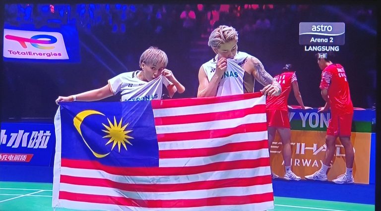 Malaysia’s mixed doubles players, Toh Ee Wei (left) and Chen Tang Jie (right), kiss the national flag on their jerseys while holding up the Jalur Gemilang after defeating China’s Jiang Zhen Bang and Wei Ya Xin 21-15, 21-14 in the BWF World Championships final in Paris, France.
