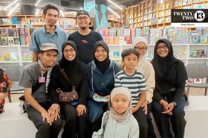 Nurul Izzati Sofeyah Rostam (seated, third from left), didn’t have a conventional schooling experience due to her dyslexia and ADHD (attention deficit hyperactivity disorder). Homeschooled by her mother, she overcame these challenges and recently contributed a story to Caught in Culture, an anthology of Malaysian stories.