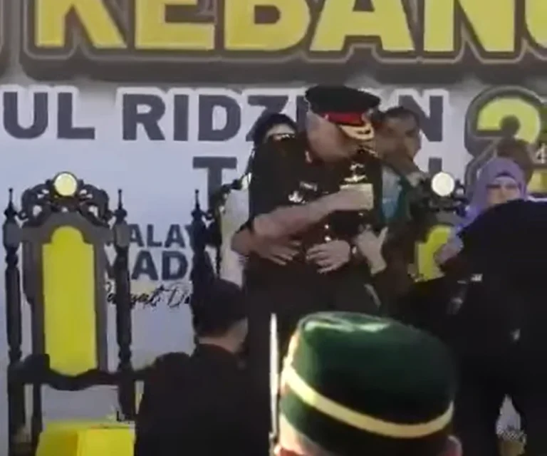 Screengrab of a woman attempting to hug Sultan of Perak, Sultan Nazrin Muizzuddin Shah, during the state-level National Day parade in Ipoh on Aug 31, 2025.