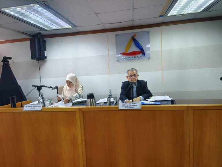 Human Rights Commission of Malaysia (Suhakam) chairman Datuk Seri Mohd Hishamudin Md Yunus (right) and panel member Dr Farah Nini Dusuki (left) at today’s public inquiry into alleged human rights violations at Taiping Prison on Jan 17.