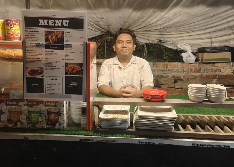 Ee Ting Sang at his food stall.