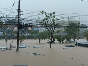 The flood situation outside Paradise Hotel in Hat Yai, southern Thailand, where more than 50 Malaysians are stranded.