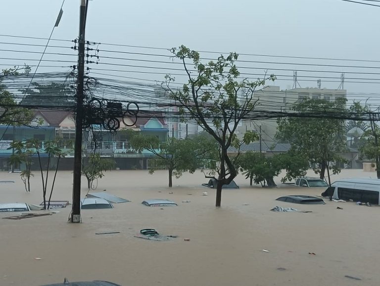 The flood situation outside Paradise Hotel in Hat Yai, southern Thailand, where more than 50 Malaysians are stranded.