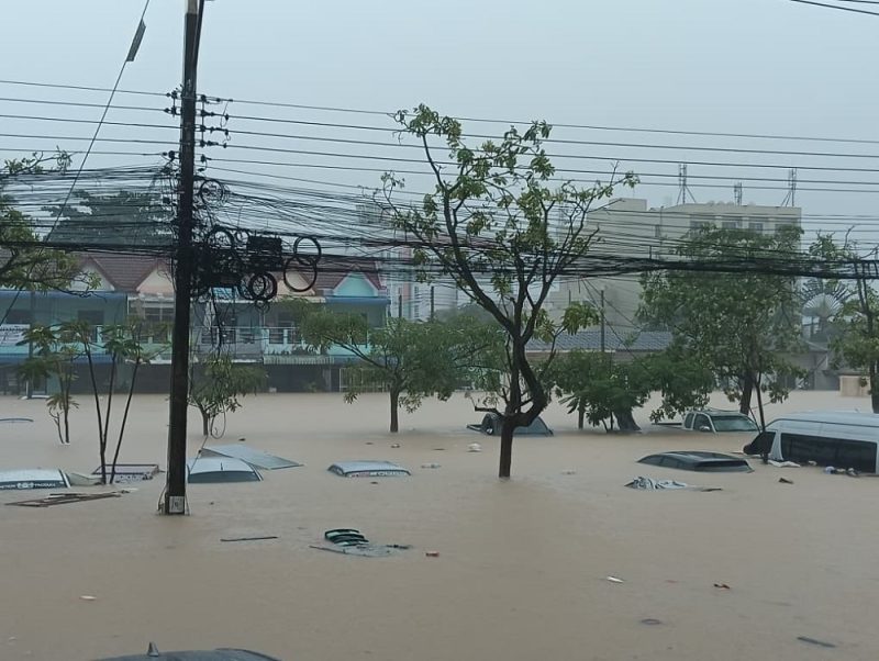 The flood situation outside Paradise Hotel in Hat Yai, southern Thailand, where more than 50 Malaysians are stranded.