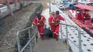 Rescuers from the Fire and Rescue Department with a body recovered near Pulau Anak Datai, Langkawi, Kedah, on Nov 12, 2025, as the Search and Rescue (SAR) operation continues after a boat carrying 70 migrants capsized in the Andaman Sea near Ko Tarutao Island in southern Thailand. Image – Malaysian Maritime Enforcement Agency.