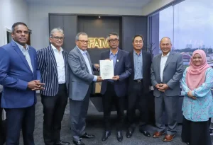 Ex chief judge of Malaysia Tun Raus Sharif presenting the report to FA of Malaysia acting president Datuk Wira Yusoff Mahadi by the Independent Investigation Committee on the doctored documentation issue involving seven footballers and the FA of Malaysia.