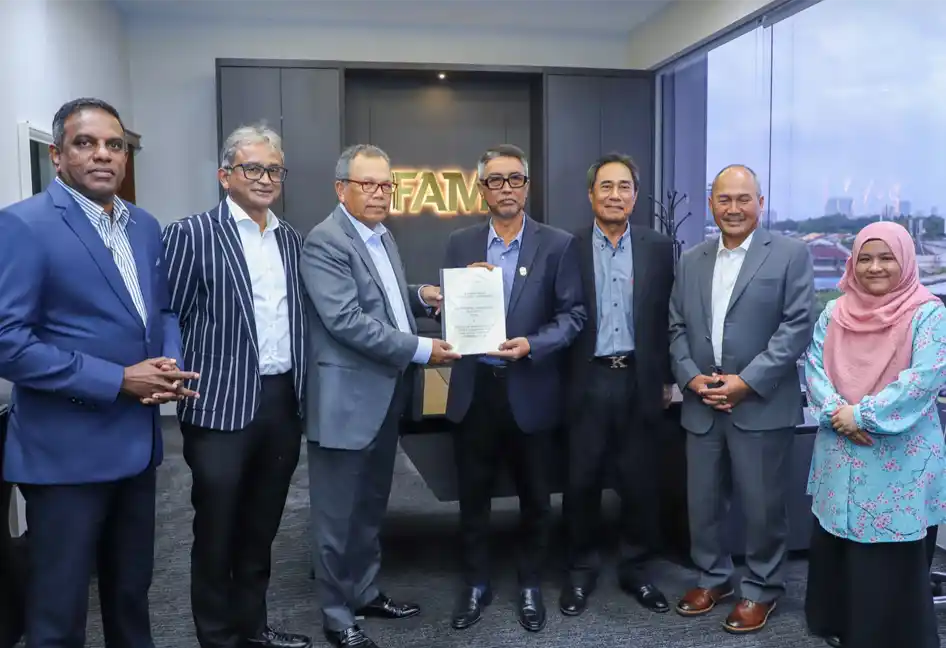 Ex chief judge of Malaysia Tun Raus Sharif presenting the report to FA of Malaysia acting president Datuk Wira Yusoff Mahadi by the Independent Investigation Committee on the doctored documentation issue involving seven footballers and the FA of Malaysia.