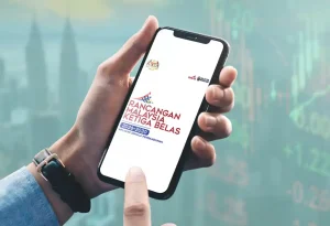 A man browsing the 13th Malaysia Plan website on his handphone.