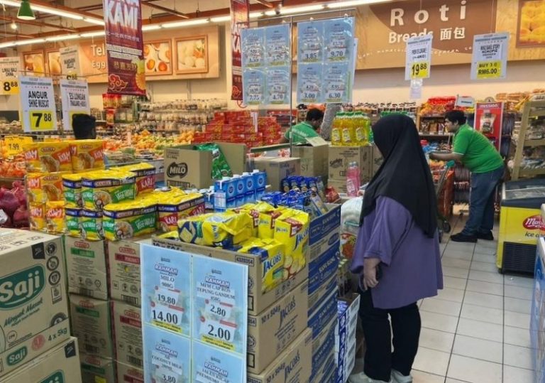 A lady shops at a hypermarket offering Sumbangan Asas Rahmah. Image: KPDN Kuala Lumpur