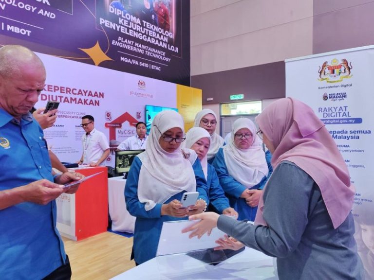 Visitors at a booth at the Cakna Digital event held in Kampung Pipit, Perak in December 2025.