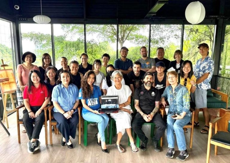 Sue Ann Kong with representatives from Humane Animal Society Sarawak.