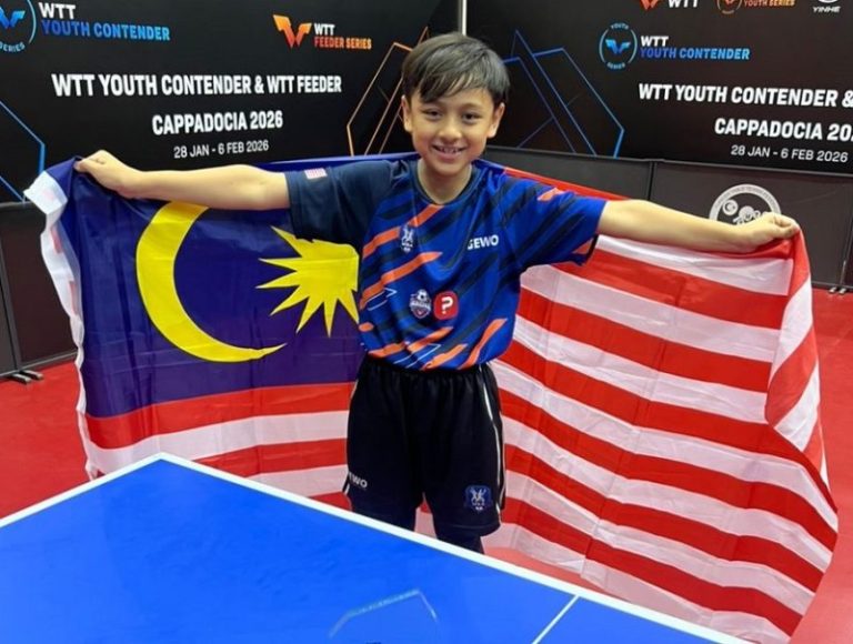 Habib Adrian Muhammad Suhaidin Azhar holding the Jalur Gemilang after winning the WTT Youth Contender held in Cappadocia, Turkiye on Feb 2, 2026.