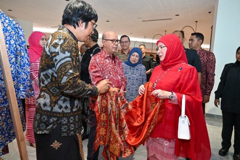 Tunku Azizah Aminah Maimunah Iskandariah (right) and Datuk Syed Zaid Albar, Chairman of CIMB Group (centre) at one of the booths participating in the Minggu Seri-Ibu Kraf CIMB at KLGCC Mall on Feb 4, 2026.