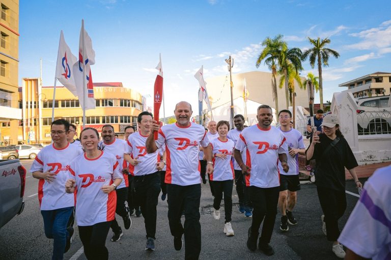 Gobind Singh Deo leads several DAP leaders as they participate in a run.