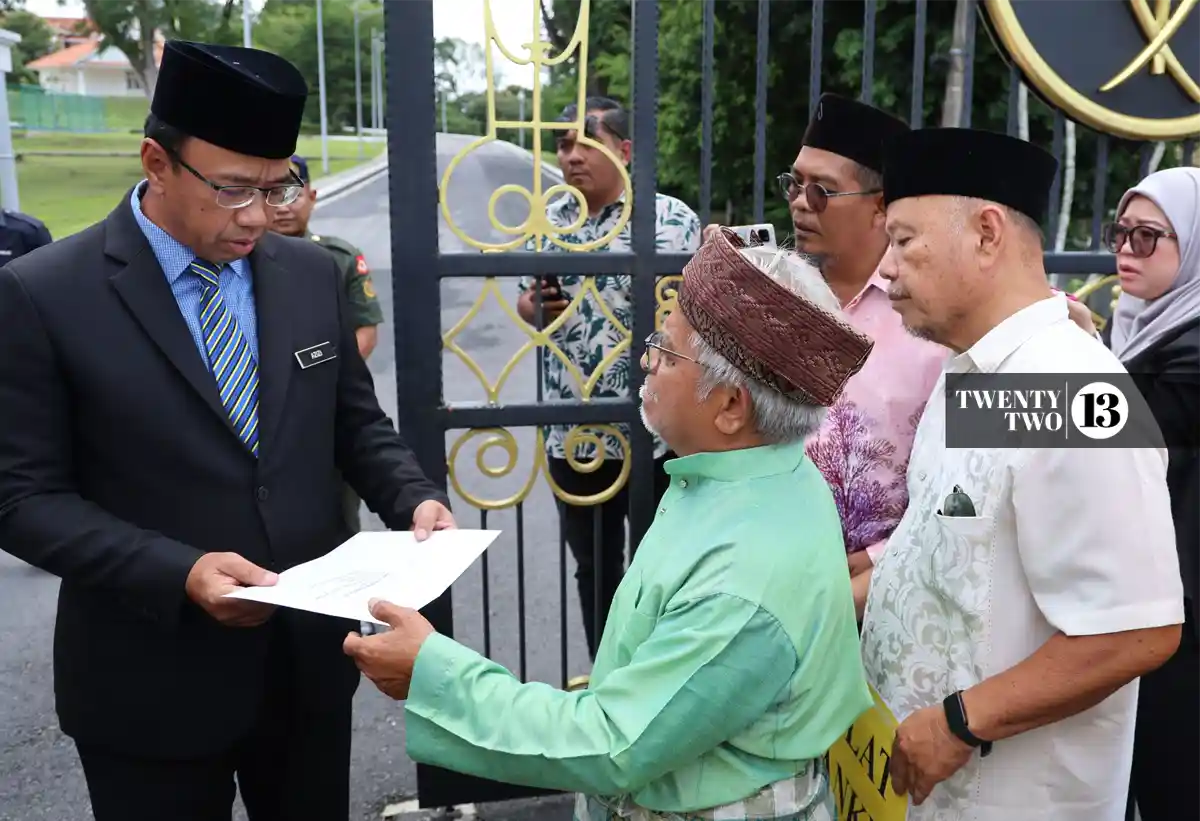 Presiden PROFANS yang juga cicit kepada pahlawan terkenal Negeri Sembilan Datuk Siamang Gagap, Muhamad Kamel Yassin menyerahkan memorandum kepada Pengelola Bijaya Diraja Istana Negeri Sembilan, Datuk Azizi Mohamad Ali di perkarangan pintu masuk Istana Hinggap Seremban paga 30 April 2026.