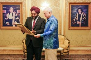 Datuk Amarjit Singh Gill discussing with Sultan Nazrin Shah of plans to refurbish Velodrome Rakyat at Istana Perak in Kuala Lumpur on April 3, 2026.