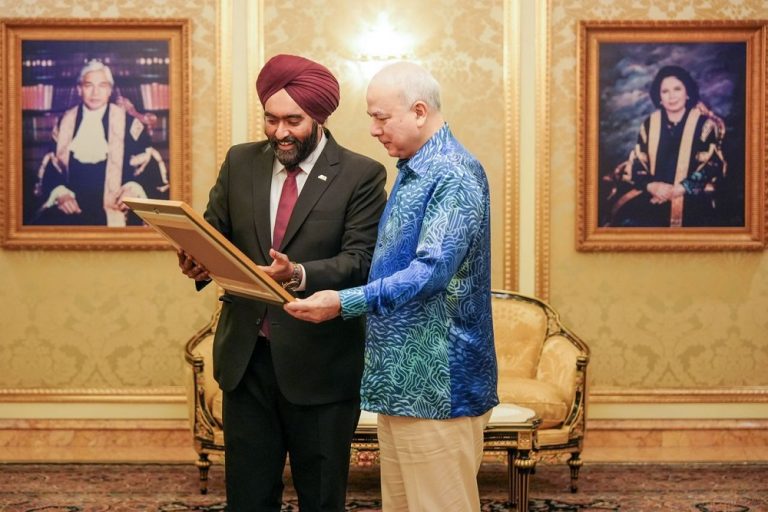 Datuk Amarjit Singh Gill discussing with Sultan Nazrin Shah of plans to refurbish Velodrome Rakyat at Istana Perak in Kuala Lumpur on April 3, 2026.