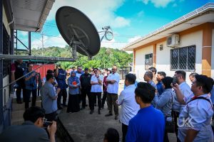 Pegawai Kementerian Digital, Kementerian Kesihatan dan Jabatan Digital Negara di Klinik Kesihatan Minusoh, Tongod, Sabah.