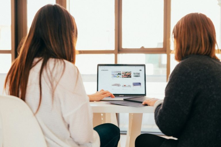 A woman mentoring a collegue at work.