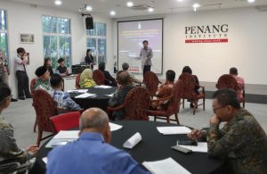 Chow addressing participants at the inaugural Interstate Forum on Federal-State Relations.
