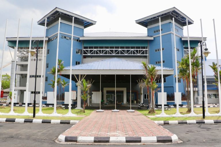 The National Squash Centre in Bukit Jalil is expected to reopen by September despite the controversy surrounding its renovation contract.
