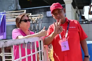 Calon DUN Linggi untuk PRN Negeri Sembilan Datuk Seri Aminuddin Harun, bertemu pengundi.