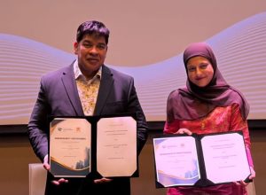 Raja-Singham-Chief-Future-Officer-and-Co-Founder-BAC-Education-Group-left-exchanging-the-MoU-document-with-Suhailah-Mohamed-Abdulla-President-Institute-of-Internal-Auditors-Malaysia.