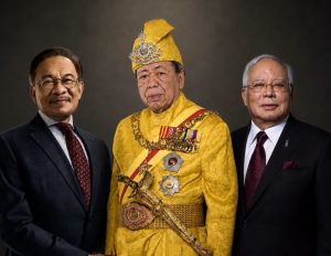 Sultan of Selangor flanked by Anwar Ibrahim (left) and Najib Razak.
