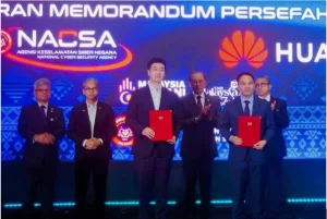 Prime Minister YAB Datuk Seri Anwar Ibrahim witnessing the MoU exchange between Executive Vice President Public Affairs and Communications Department (PACD) and Director of the Board Huawei Malaysia, Eric Du and Chief Executive of the National Cyber Security Agency (NACSA), Ir. Dr. Megat Zuhairy Megat Tajuddin, joined by (L-R) National Security Council (NSC) Director General YM Raja Dato’ Nushirwan Zainal Abidin and Minister of Communications, YB Fahmi Fadzil.